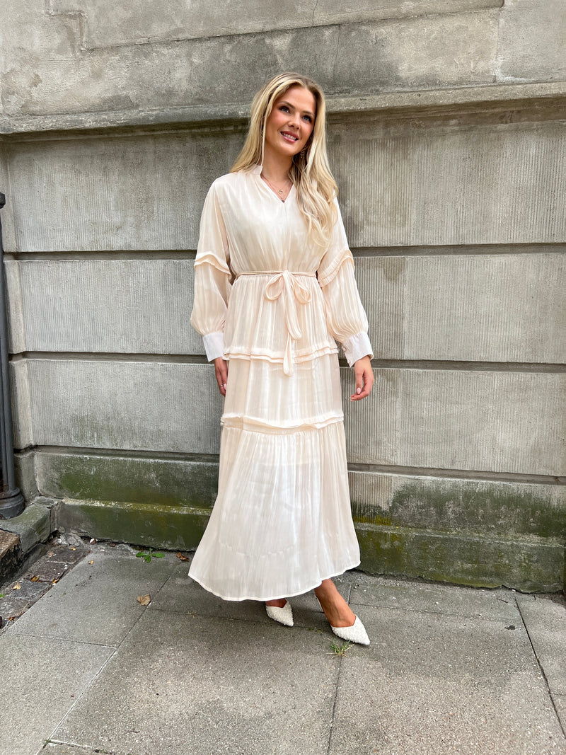 Model i Flam beige satin dress fra webshoppen Aaberg Copenhagen