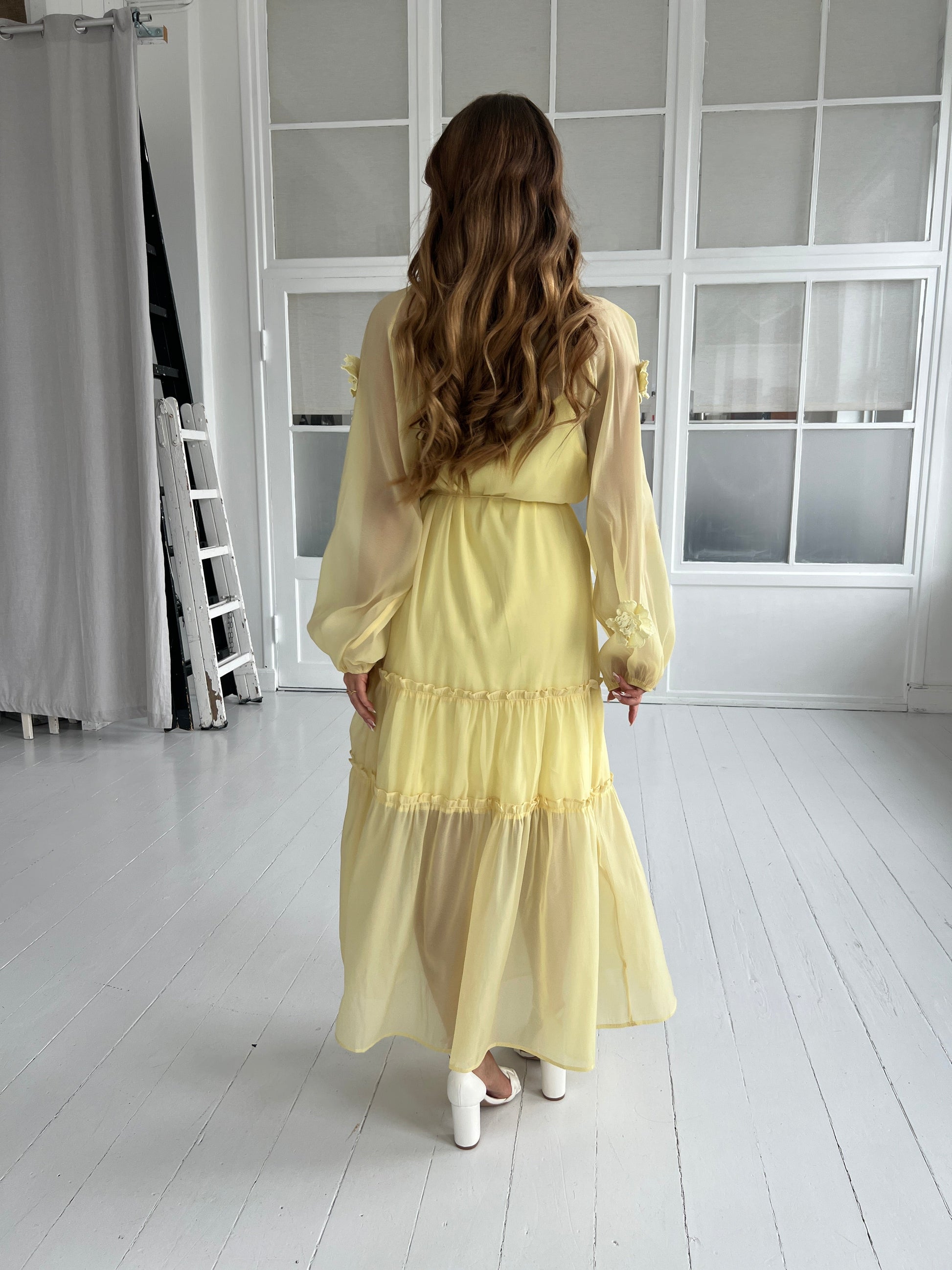 Flam yellow bloom dress fra webshoppen Aaberg Copenhagen