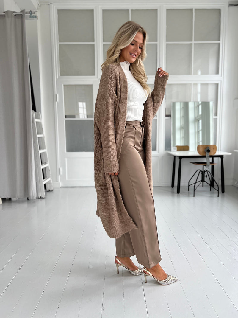 Azaka long knit cardigan (8923) - Set fra siden - Fra webshoppen Aaberg Copenhagen 