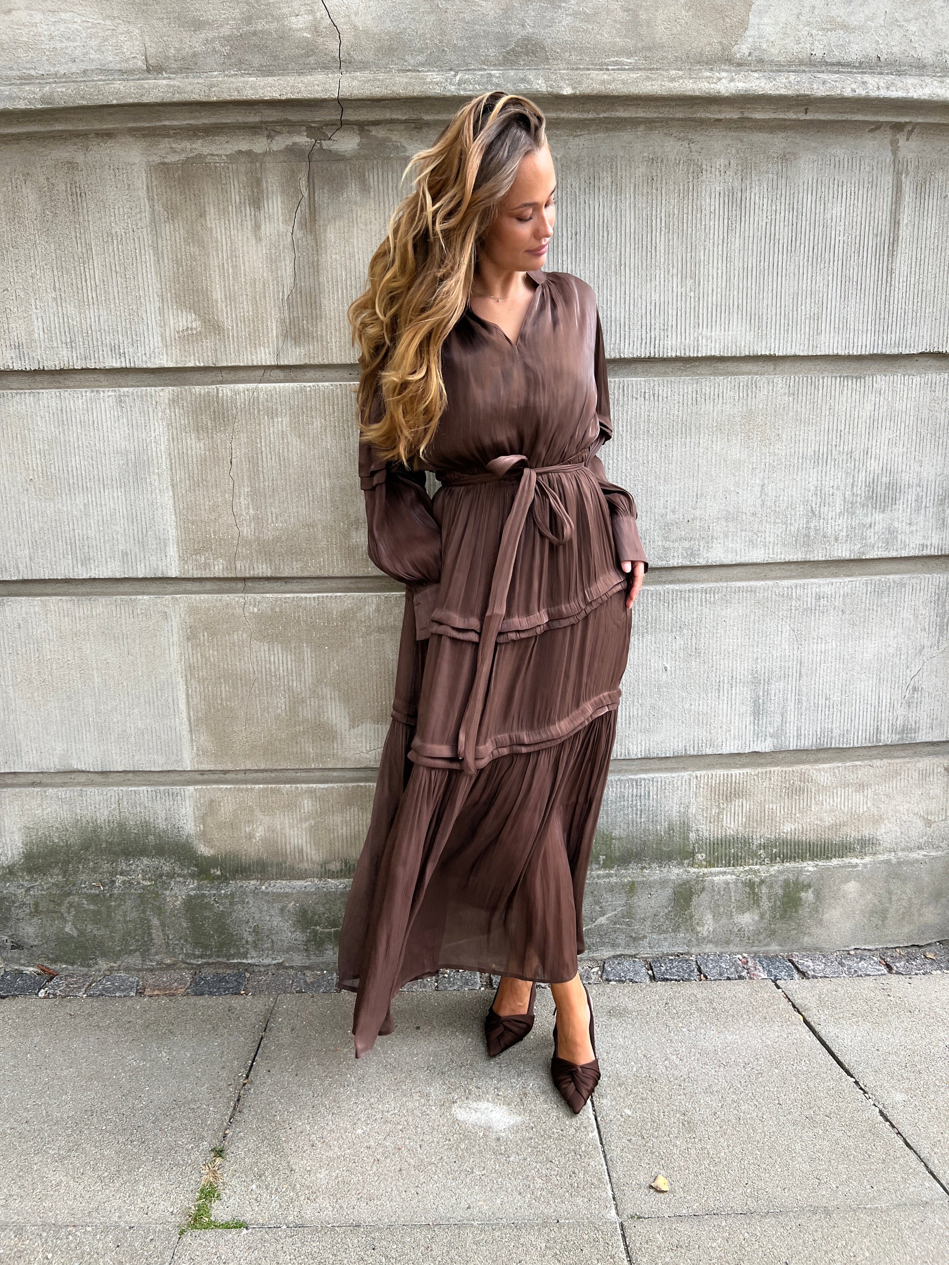 Model i Flam choko satin dress fra webshoppen Aaberg Copenhagen