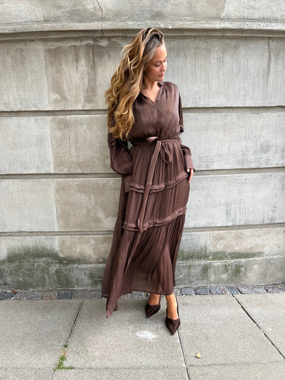 Model i Flam choko satin dress fra webshoppen Aaberg Copenhagen