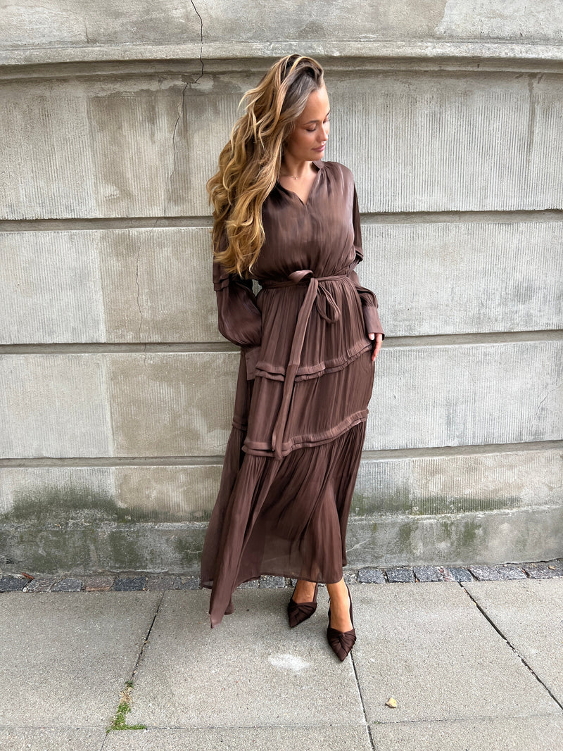 Model i Flam choko satin dress fra webshoppen Aaberg Copenhagen