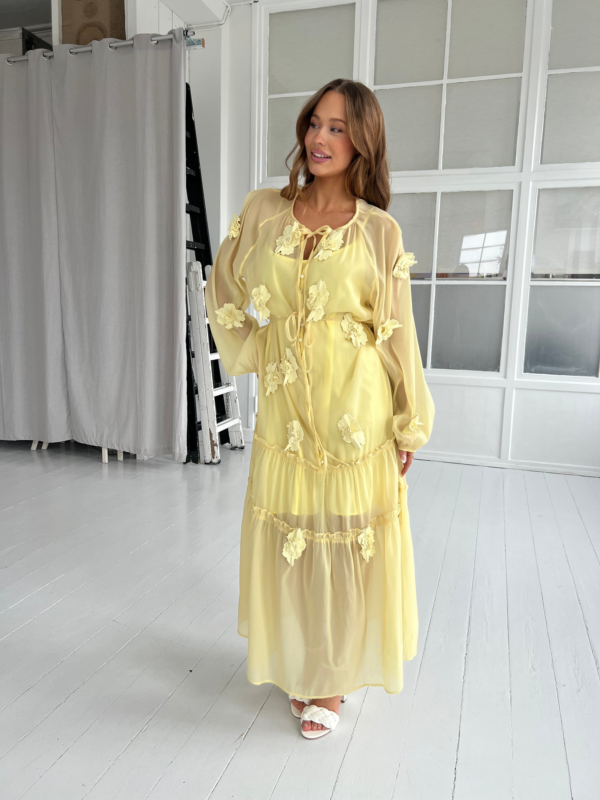 Flam yellow bloom dress fra webshoppen Aaberg Copenhagen