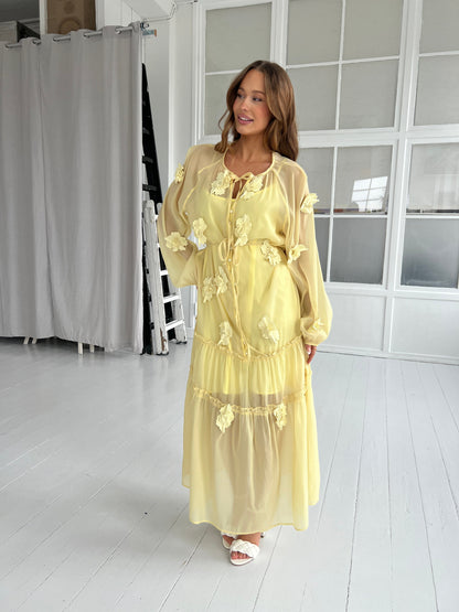Flam yellow bloom dress fra webshoppen Aaberg Copenhagen