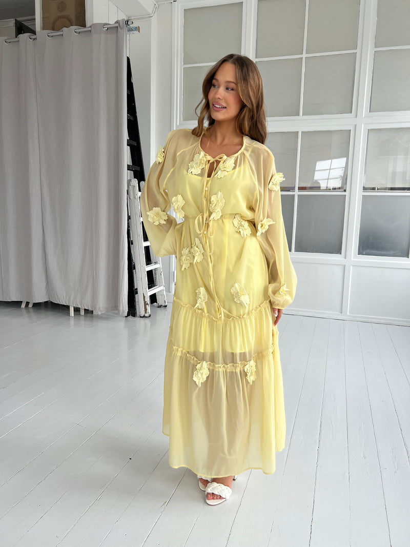 Flam yellow bloom dress fra webshoppen Aaberg Copenhagen