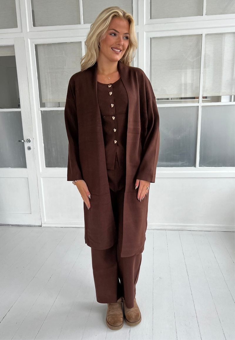 Model i Flam Choko knit set fra webshoppen Aaberg Copenhagen