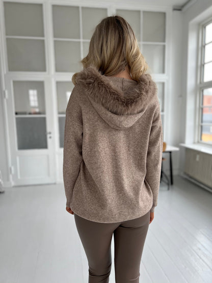 Lamiar taupe cardigan (2001) - Set bagfra - fra webshoppen Aaberg Copenhagen