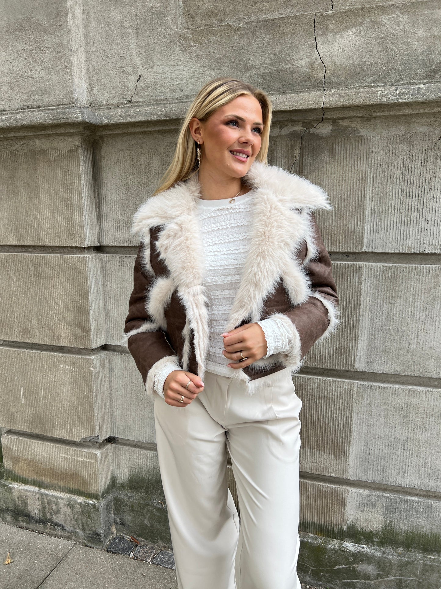 Model i Azaka brown fake fur jacket fra webshoppen Aaberg Copenhagen