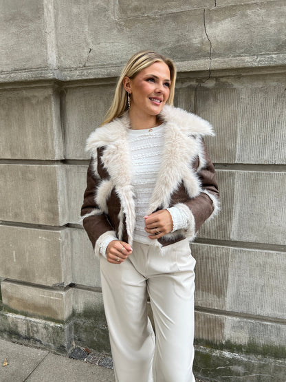 Model i Azaka brown fake fur jacket fra webshoppen Aaberg Copenhagen