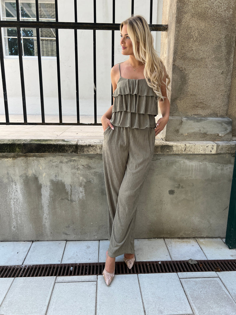 Its May khaki set