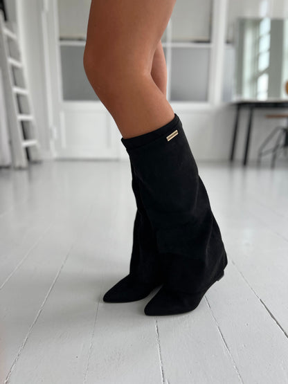 Ideal Black heel boot (9623) - Fremviser spids snude - fra webshoppen Aaberg Copenhagen