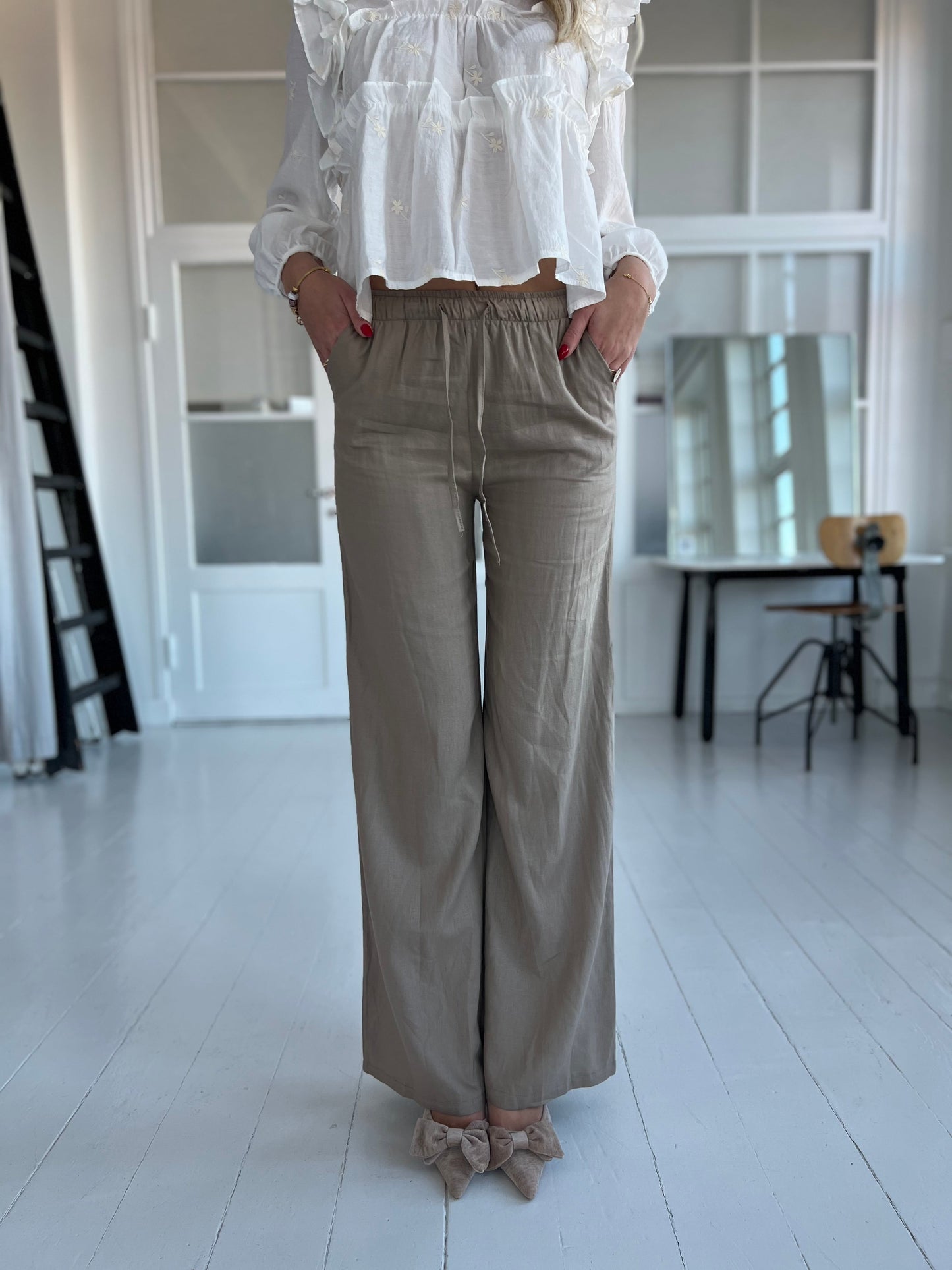 Eight Luxe taupe linen pants