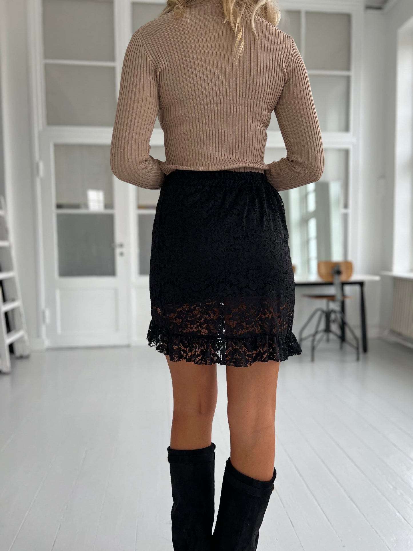 Black lace skirt (0627) Set bagfra, viser blondedetaljer - Fra webshoppen Aaberg Copenhagen