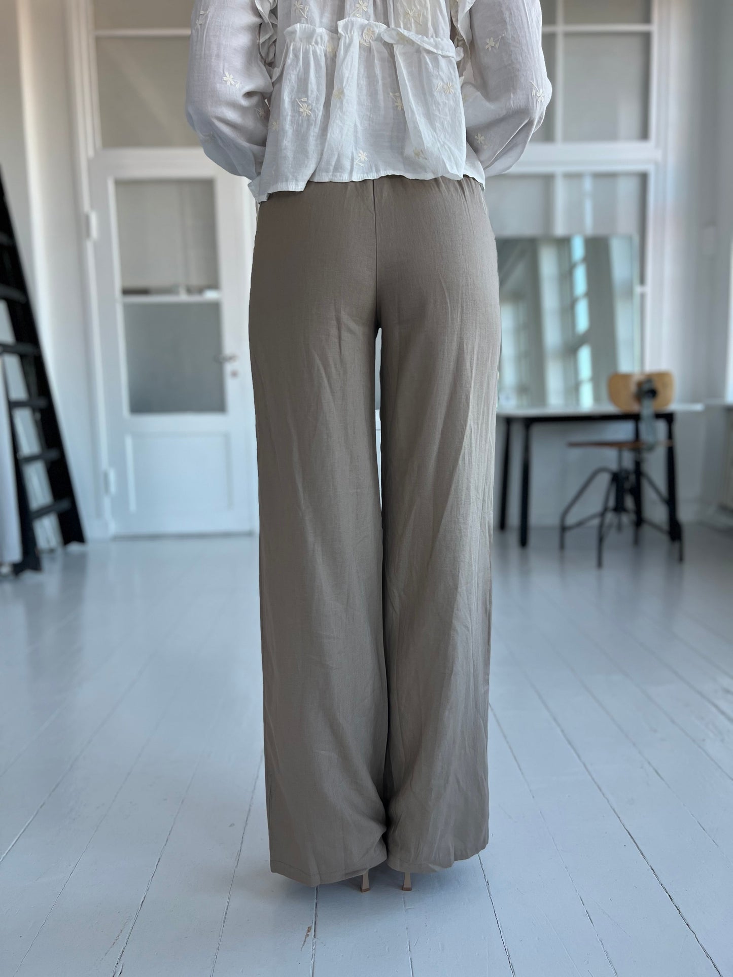 Eight Luxe taupe linen pants