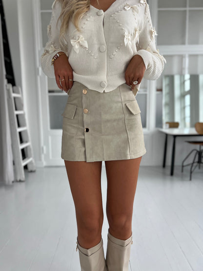 Azaka beige shorts (8881) - viser gyldne kanpper på forsiden - Fra webshoppen Aaberg Copenhagen 