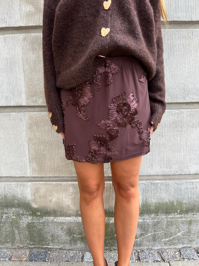 Model i Flam choko skirt fra webshoppen Aaberg Copenhagen