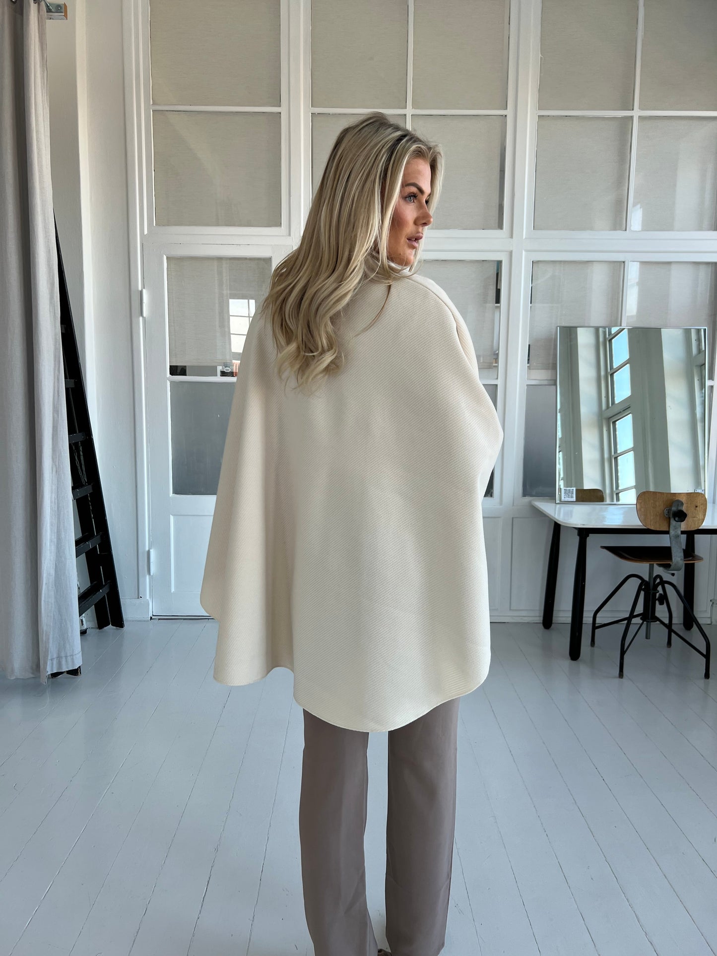 Issyma beige poncho