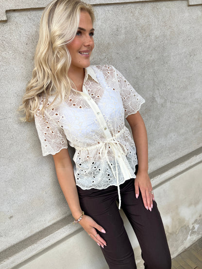 Continue June lace blouse fra webshoppen Aaberg Copenhagen