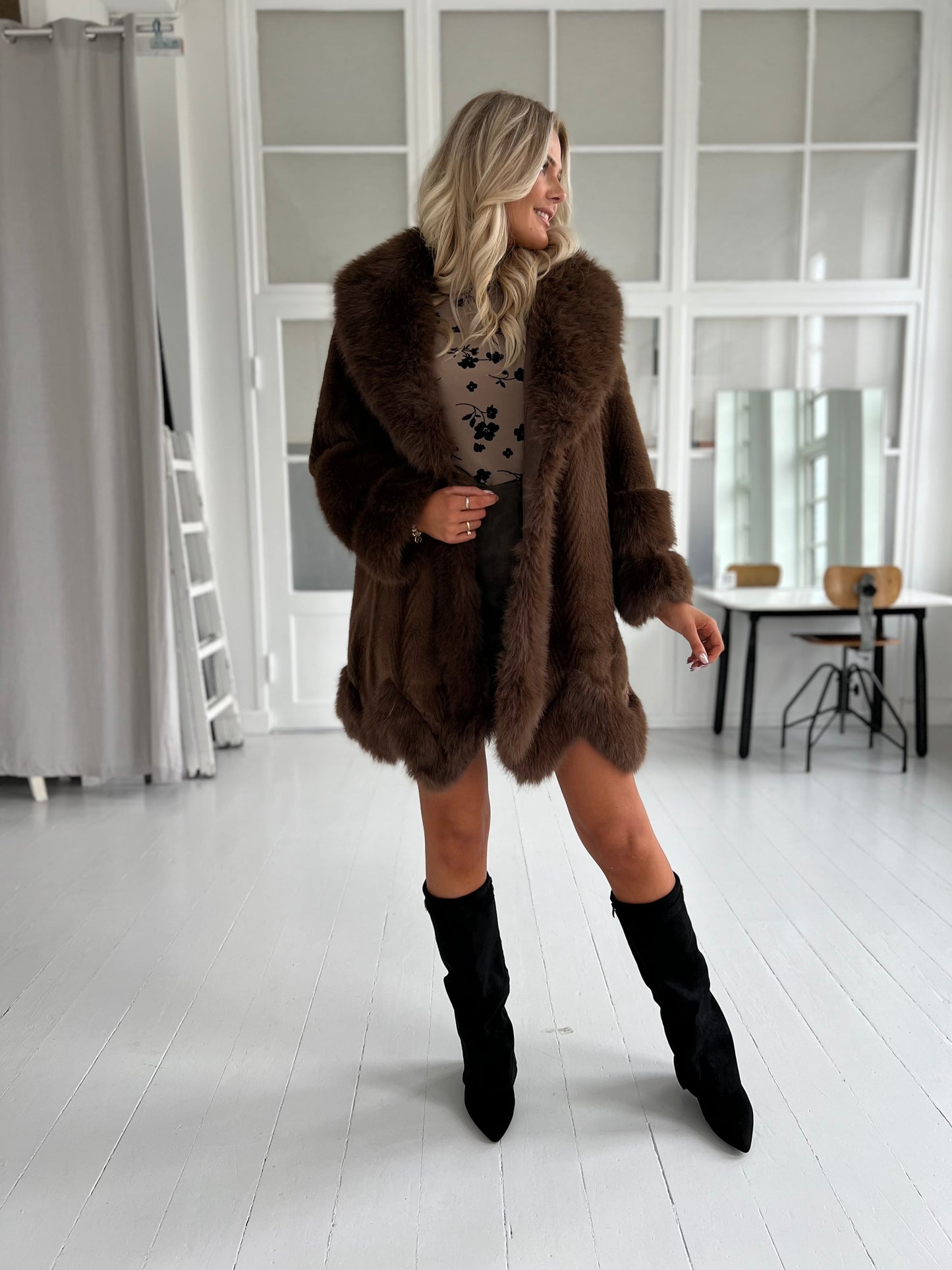 Azaka choko faux fur (9240) - Set forfra, viser stor pels krave - Fra webshoppen Aaberg Copenhagen