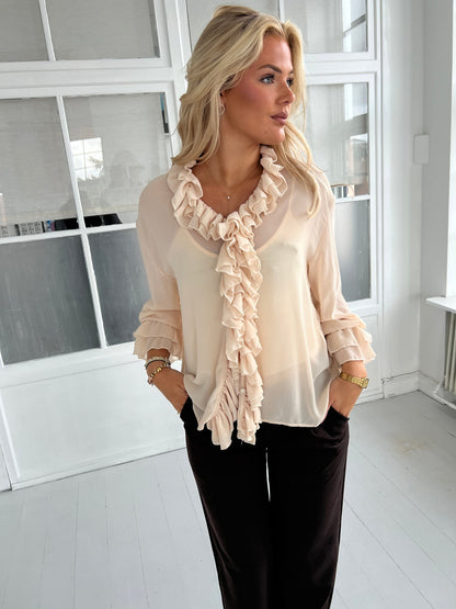 Azaka beige ruffle shirt fra webshoppen Aaberg Copenhagen