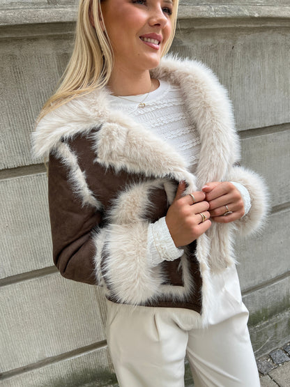 Model i Azaka brown fake fur jacket fra webshoppen Aaberg Copenhagen
