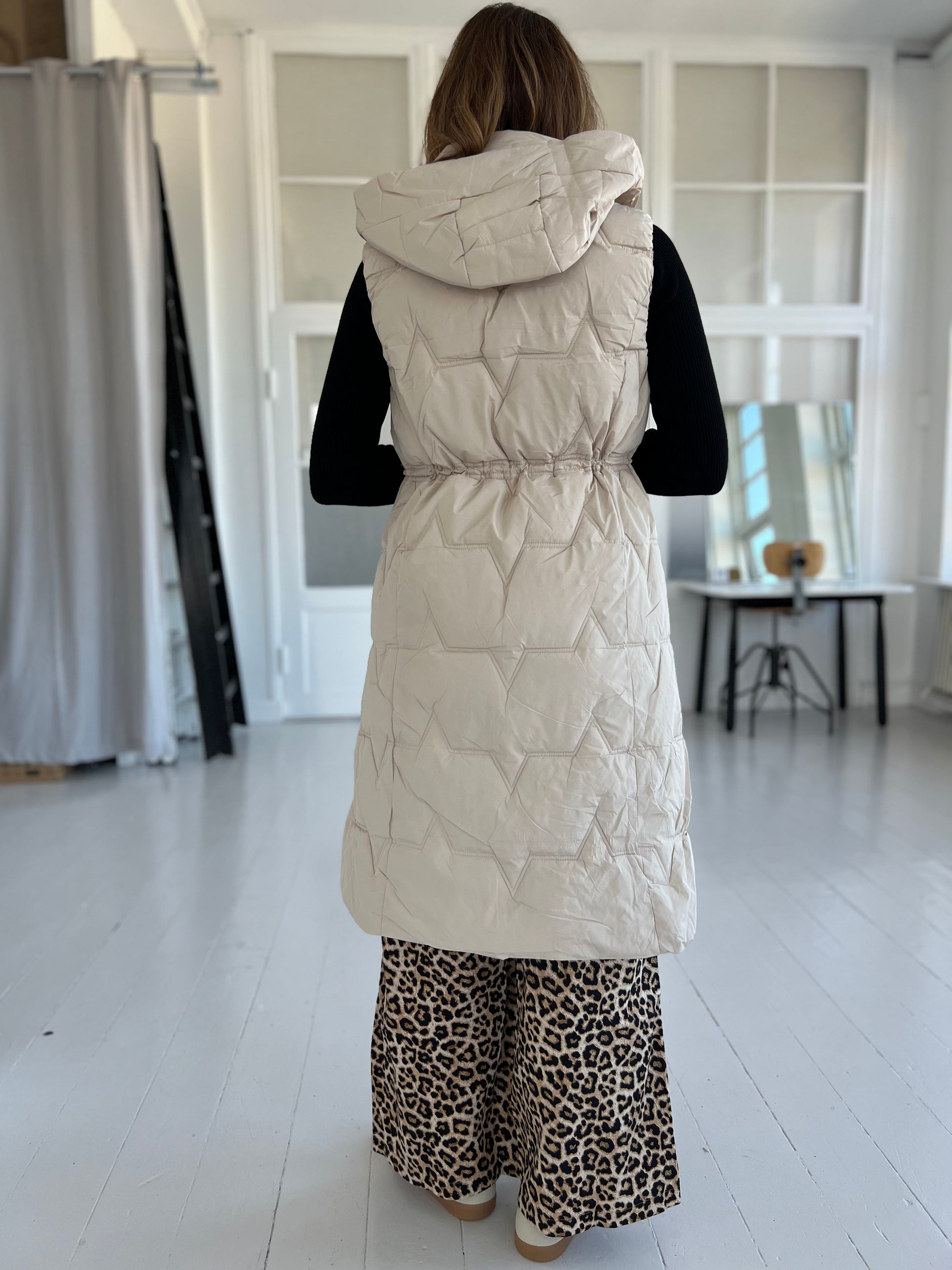 Flam beige long vest (9885) fra webshoppen Aaberg Copenhagen