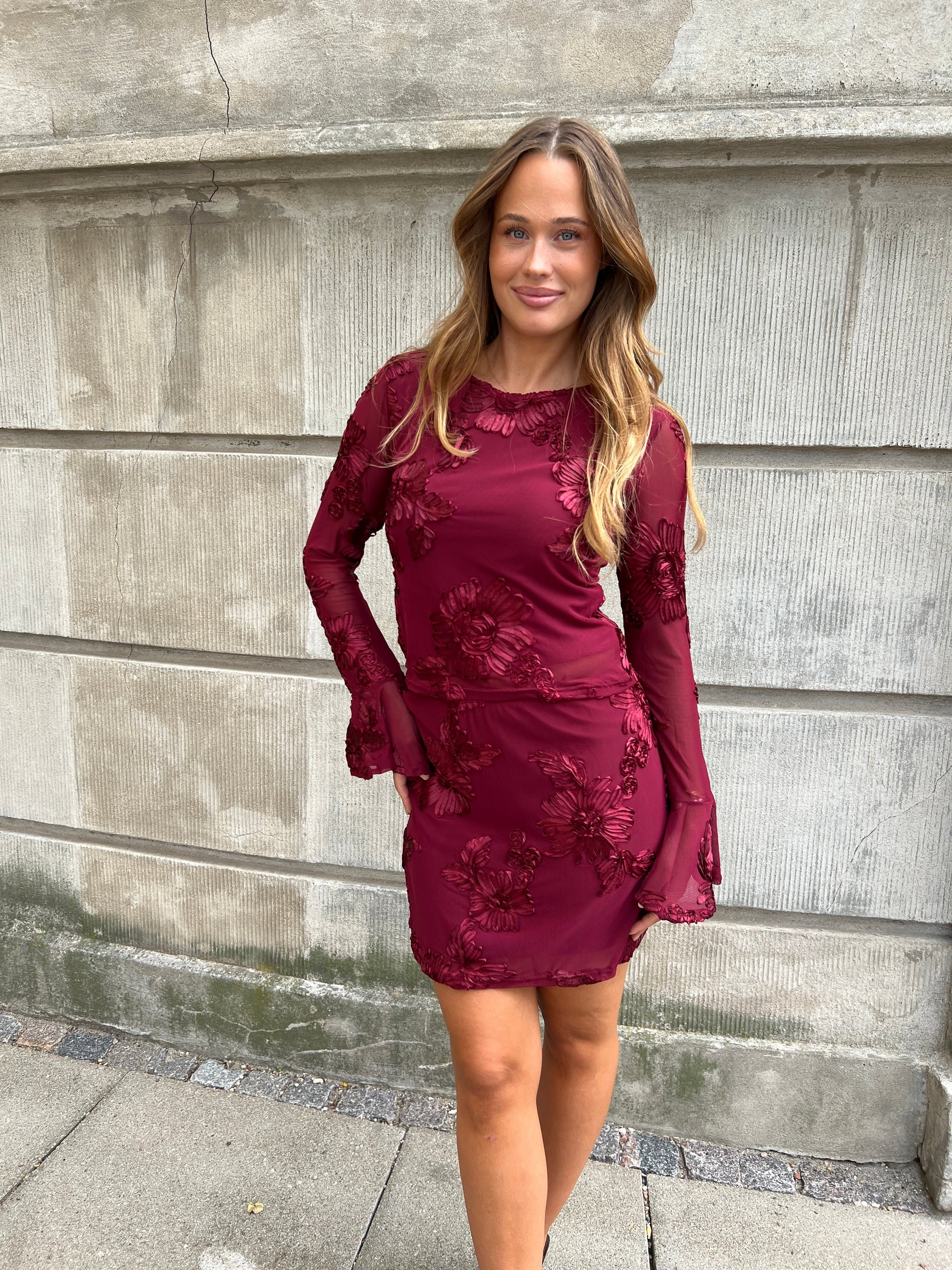 Model i Flam wine red skirt fra webshoppen Aaberg Copenhagen