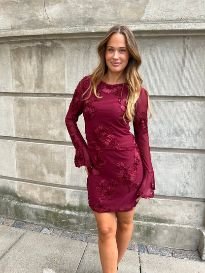 Model i Flam wine red skirt fra webshoppen Aaberg Copenhagen