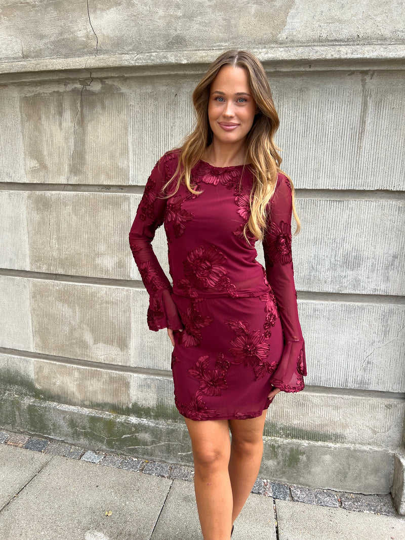 Model i Flam wine red skirt fra webshoppen Aaberg Copenhagen