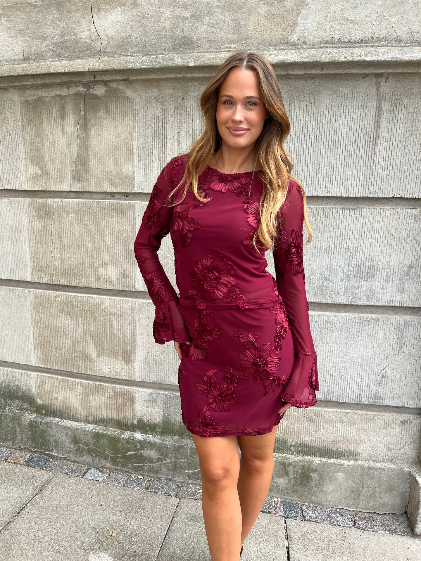 Model i Flam wine red skirt fra webshoppen Aaberg Copenhagen