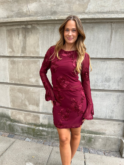 Model i Flam wine red skirt fra webshoppen Aaberg Copenhagen