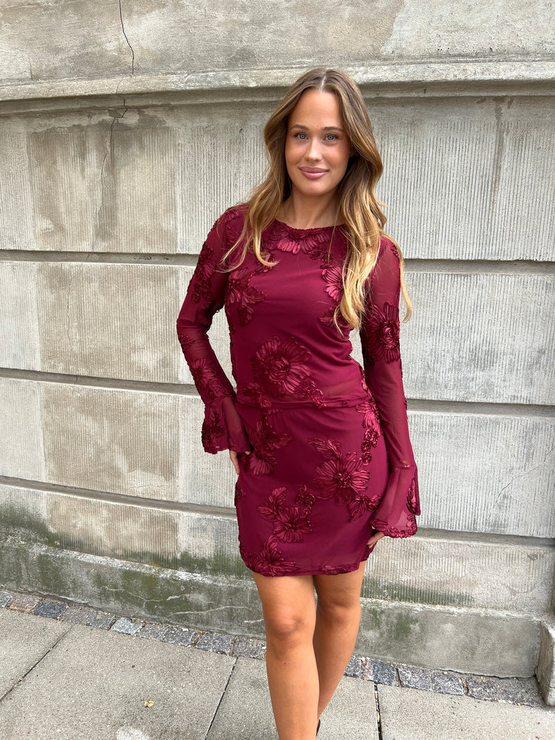 Model i Flam wine red skirt fra webshoppen Aaberg Copenhagen