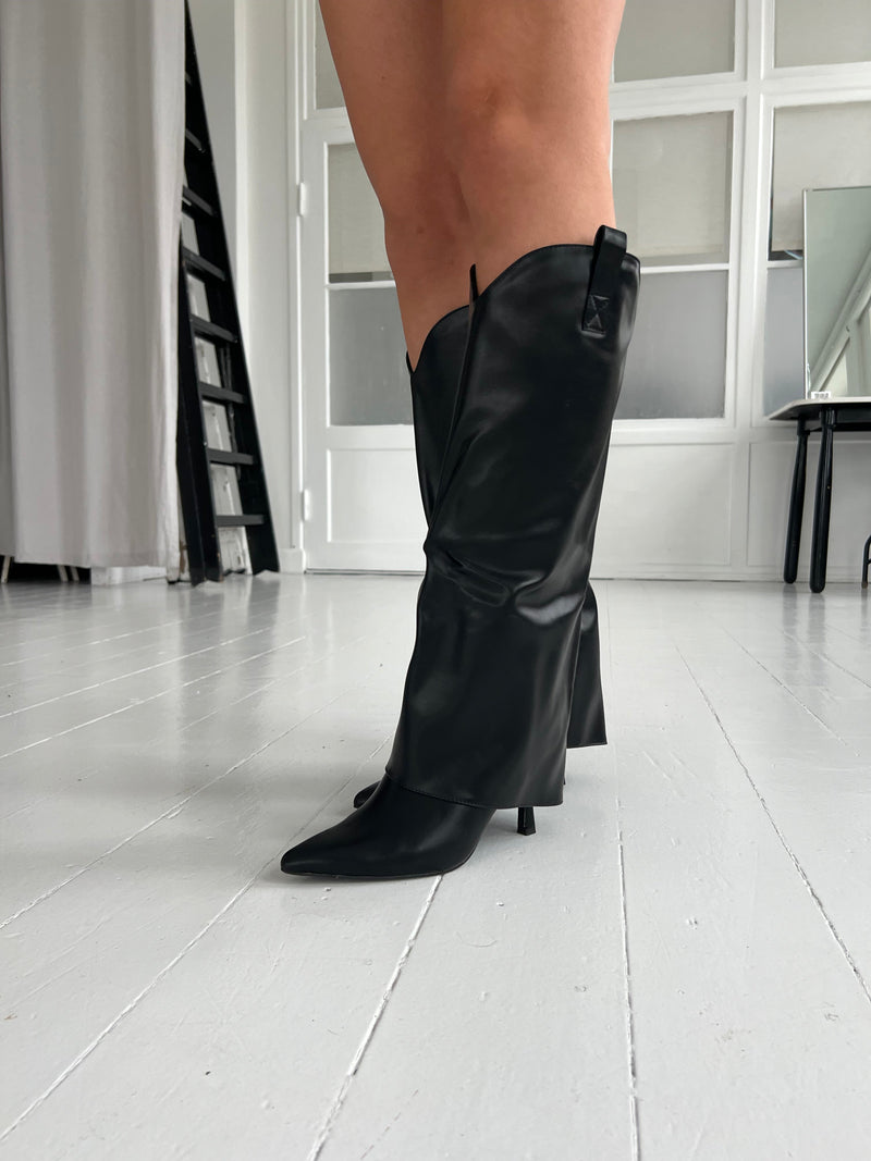 High heeled black boot with cuffs