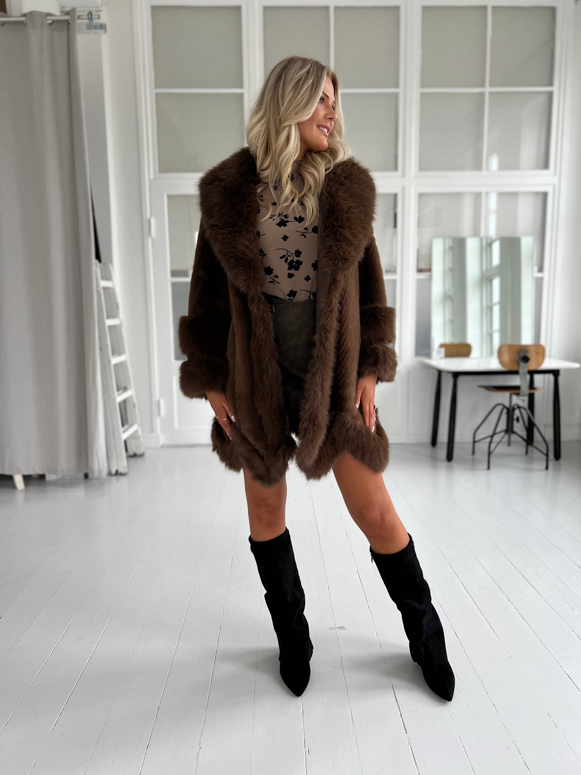 Azaka choko faux fur (9240) - viser pels ved krave, kant og ærmer - Fra webshoppen Aaberg Copenhagen