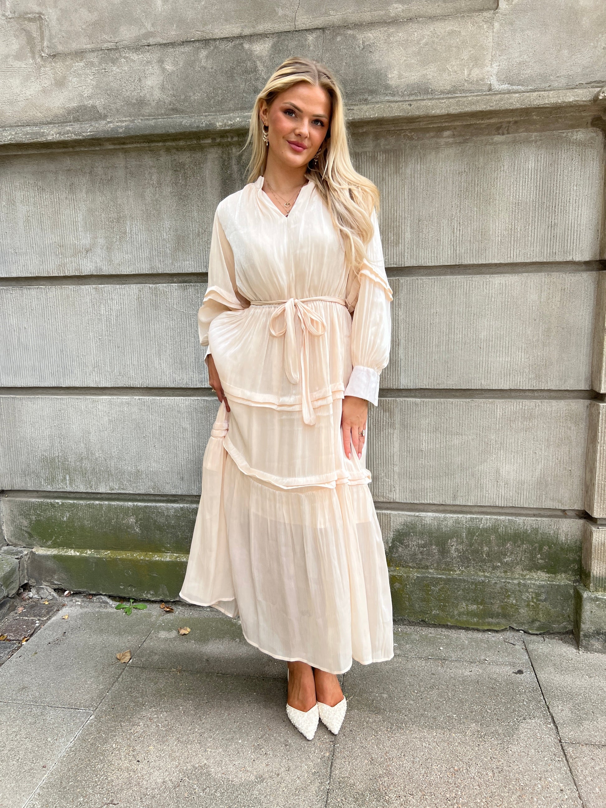 Model i Flam beige satin dress fra webshoppen Aaberg Copenhagen
