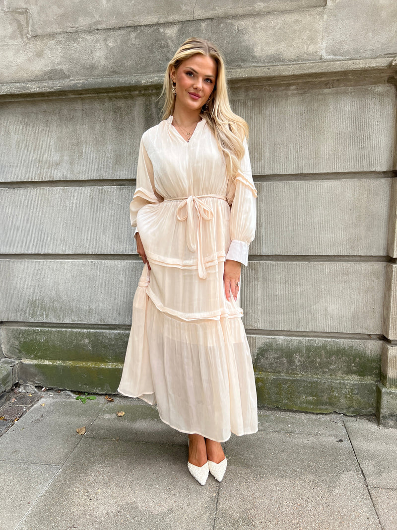 Model i Flam beige satin dress fra webshoppen Aaberg Copenhagen