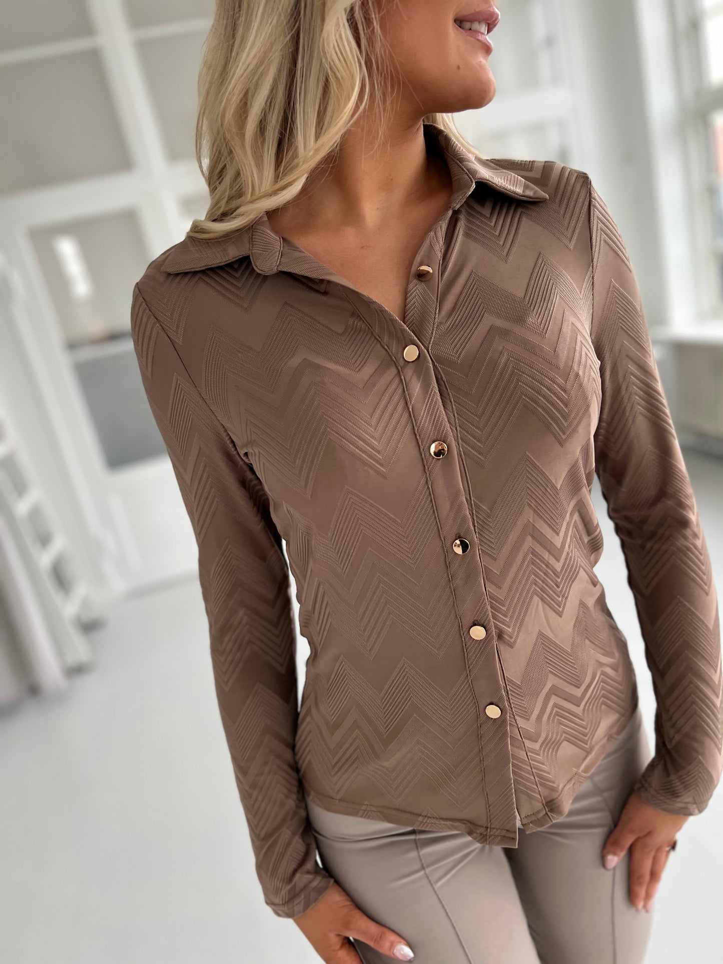 By Swan taupe elastan blouse (8790) - fremviser gyldne knapper - fra webshoppen Aaberg Copenhagen