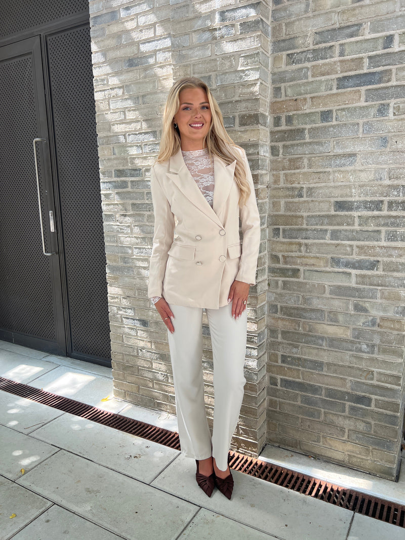 Its May beige blazer