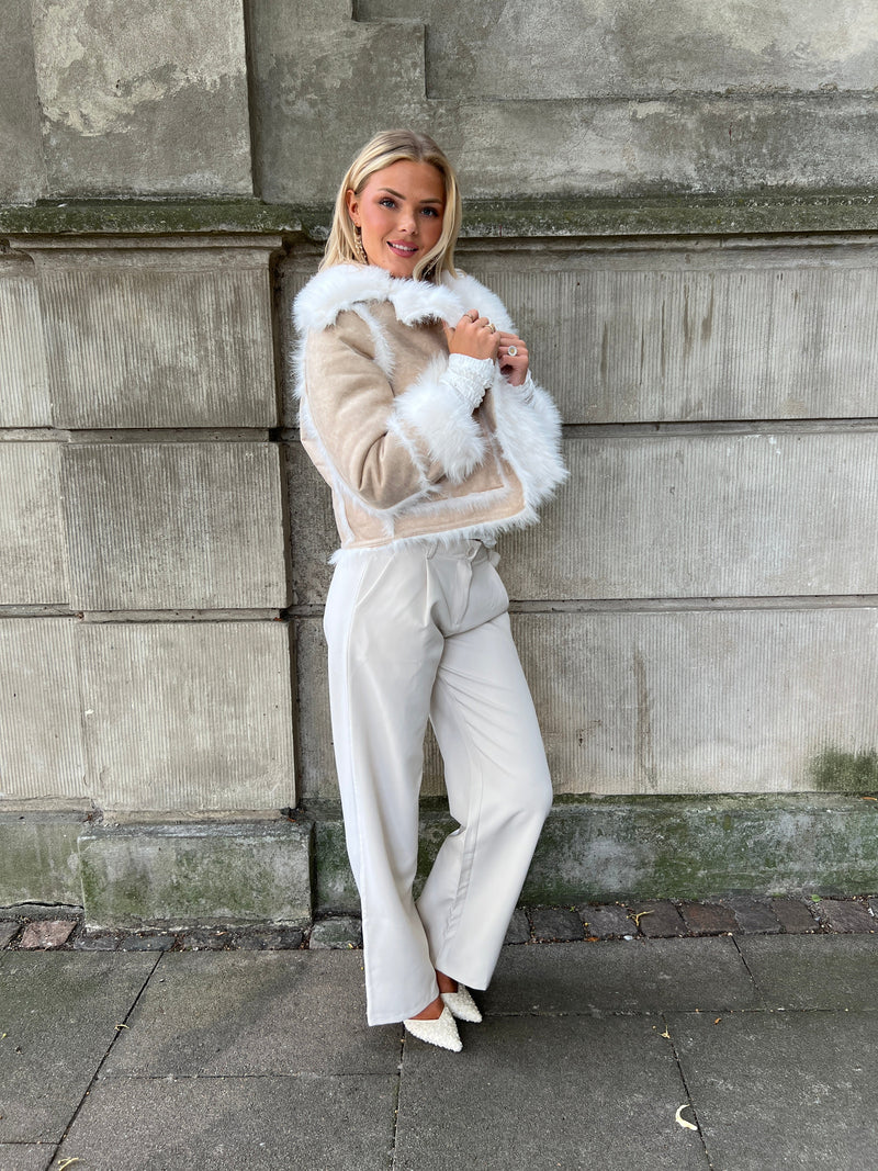 Model i Azaka beige fake fur jacket fra webshoppen Aaberg Copenhagen