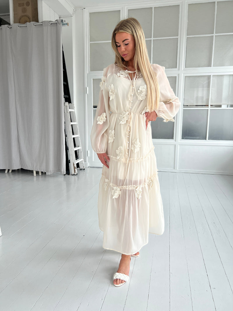 Flam beige bloom dress fra webshoppen Aaberg Copenhagen