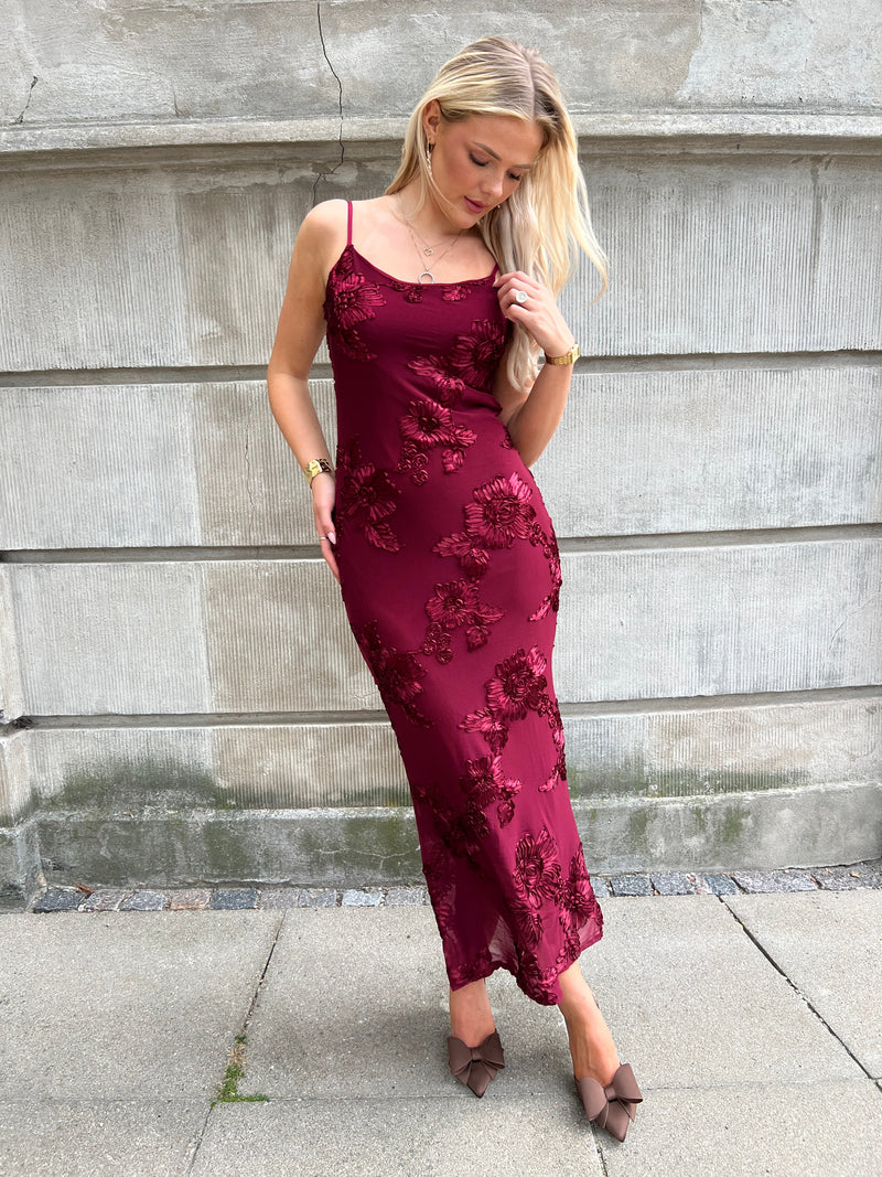 Model i Moocci wine red dress fra webshoppen Aaberg Copenhagen