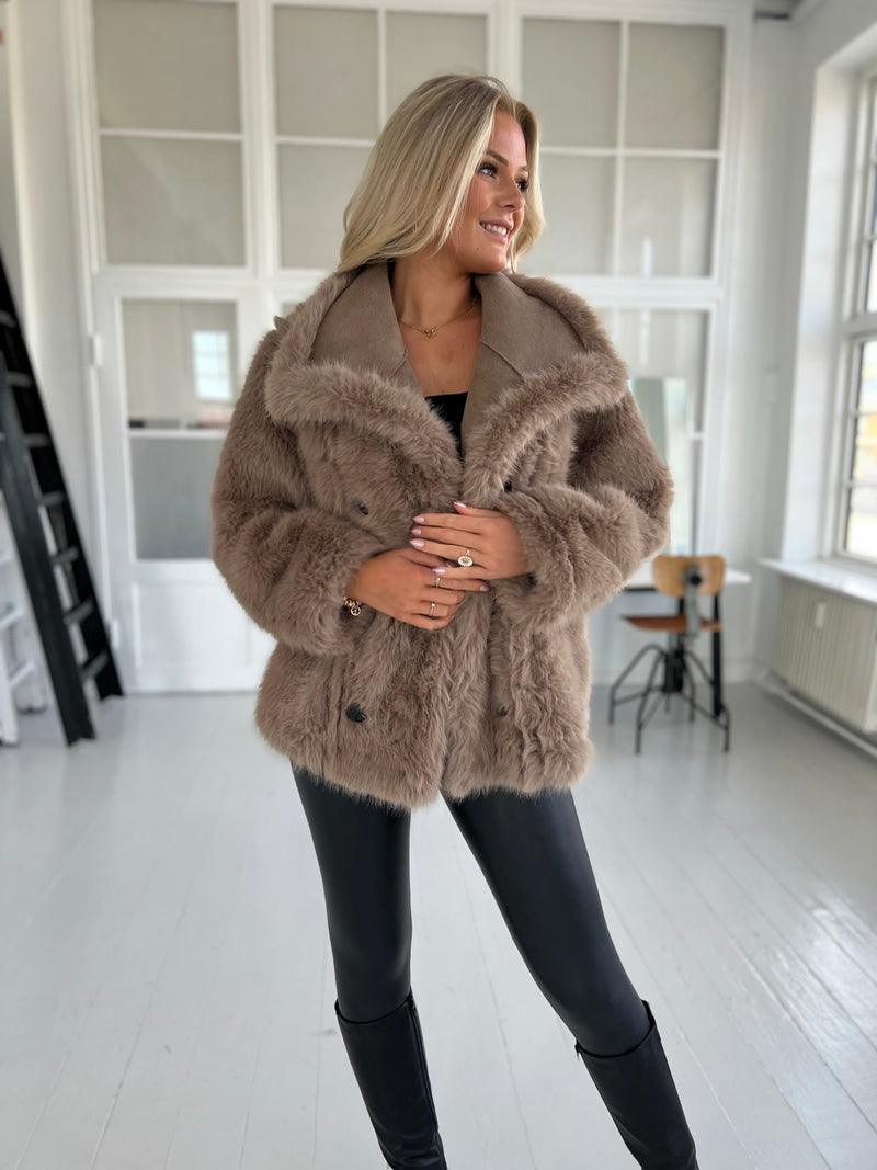 Flam taupe faux fur jakke (2213)-jakke-Aaberg Copenhagen