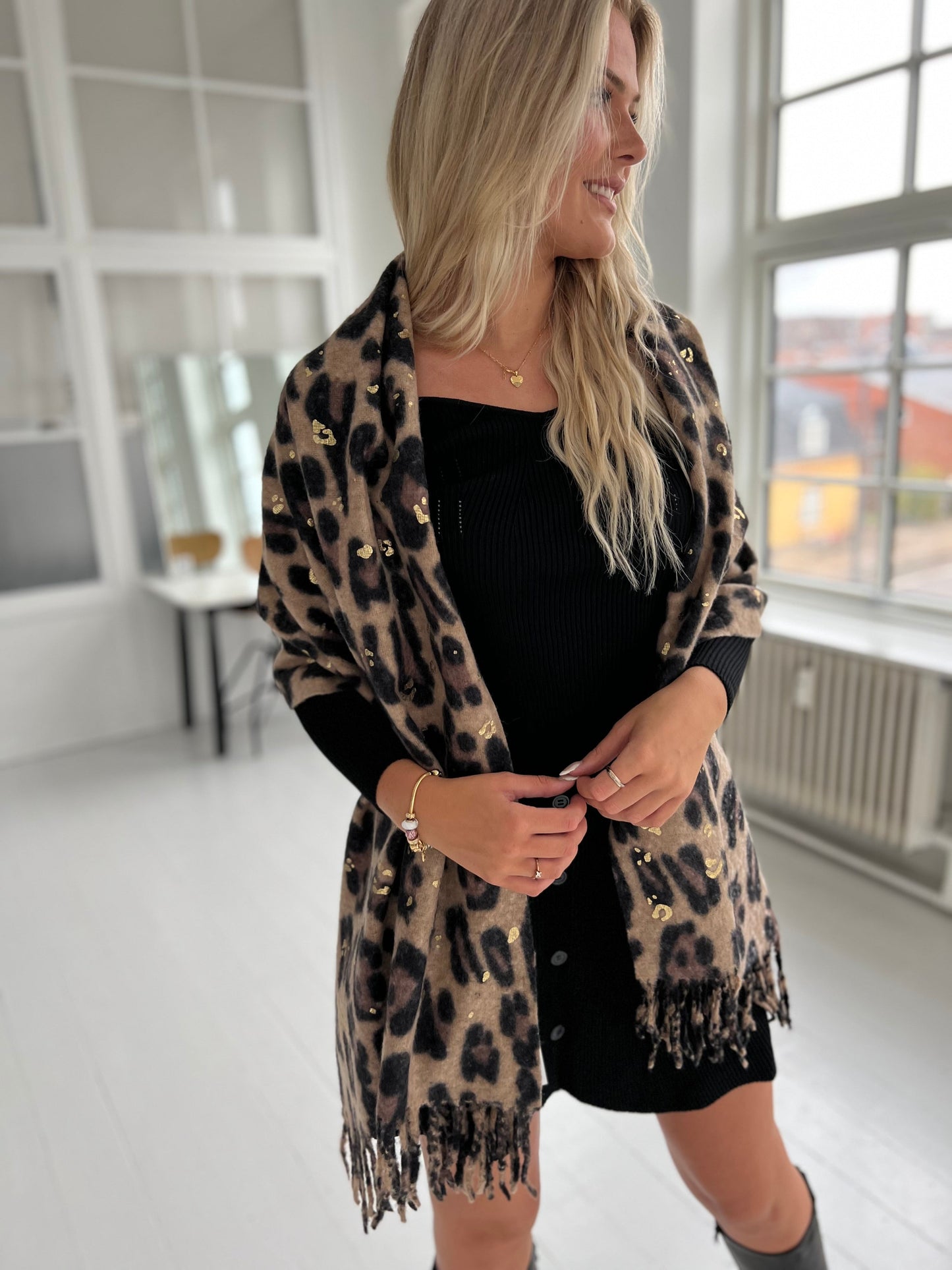 Moon leopard scarf (2350), fremviser guld og leopard detaljer. Aaberg Copenhagen