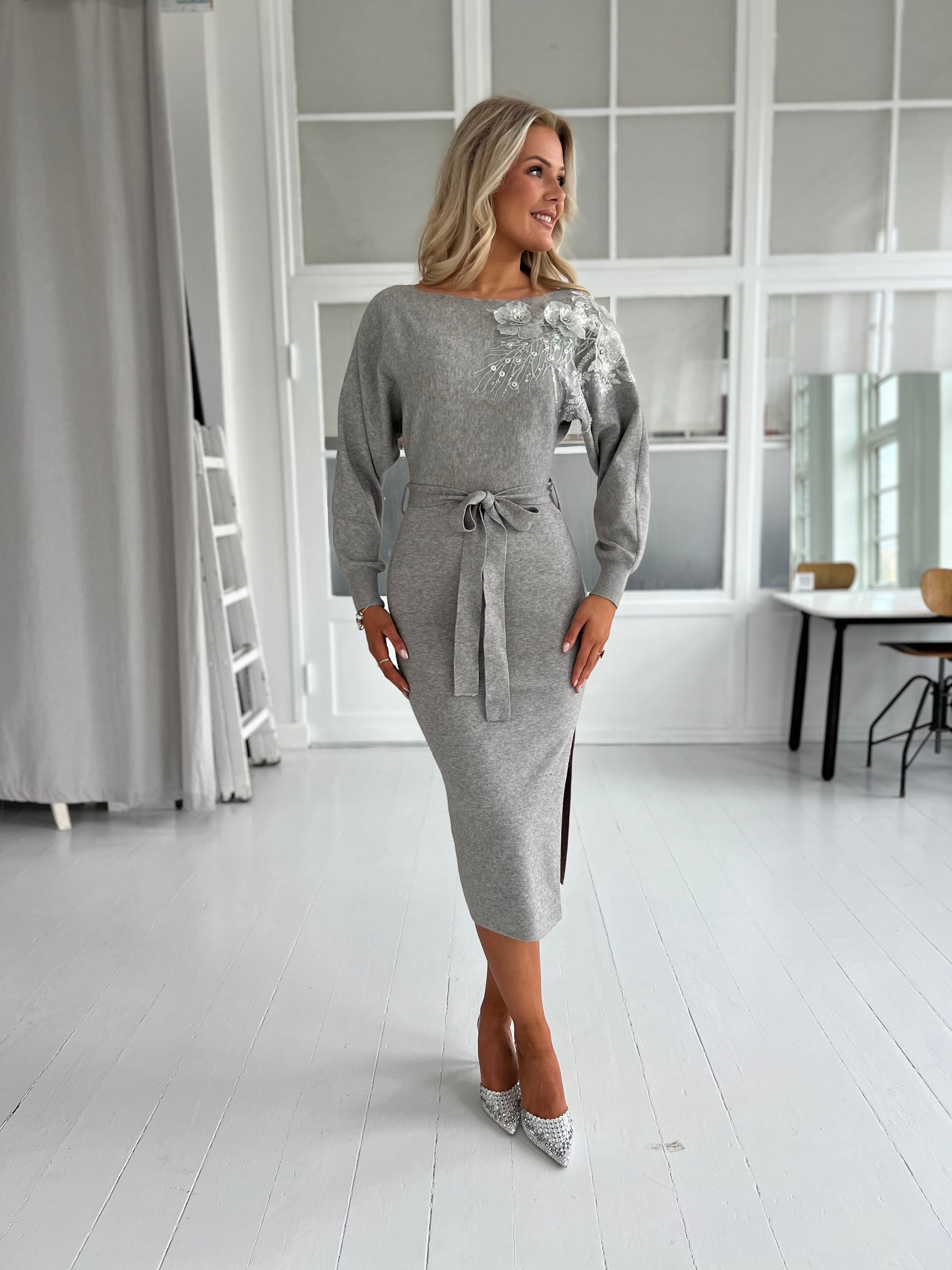 Last Queen grey knit dress (7905) Set forfra, fremhæver silhuet - fra webshoppen Aaberg Copenhagen