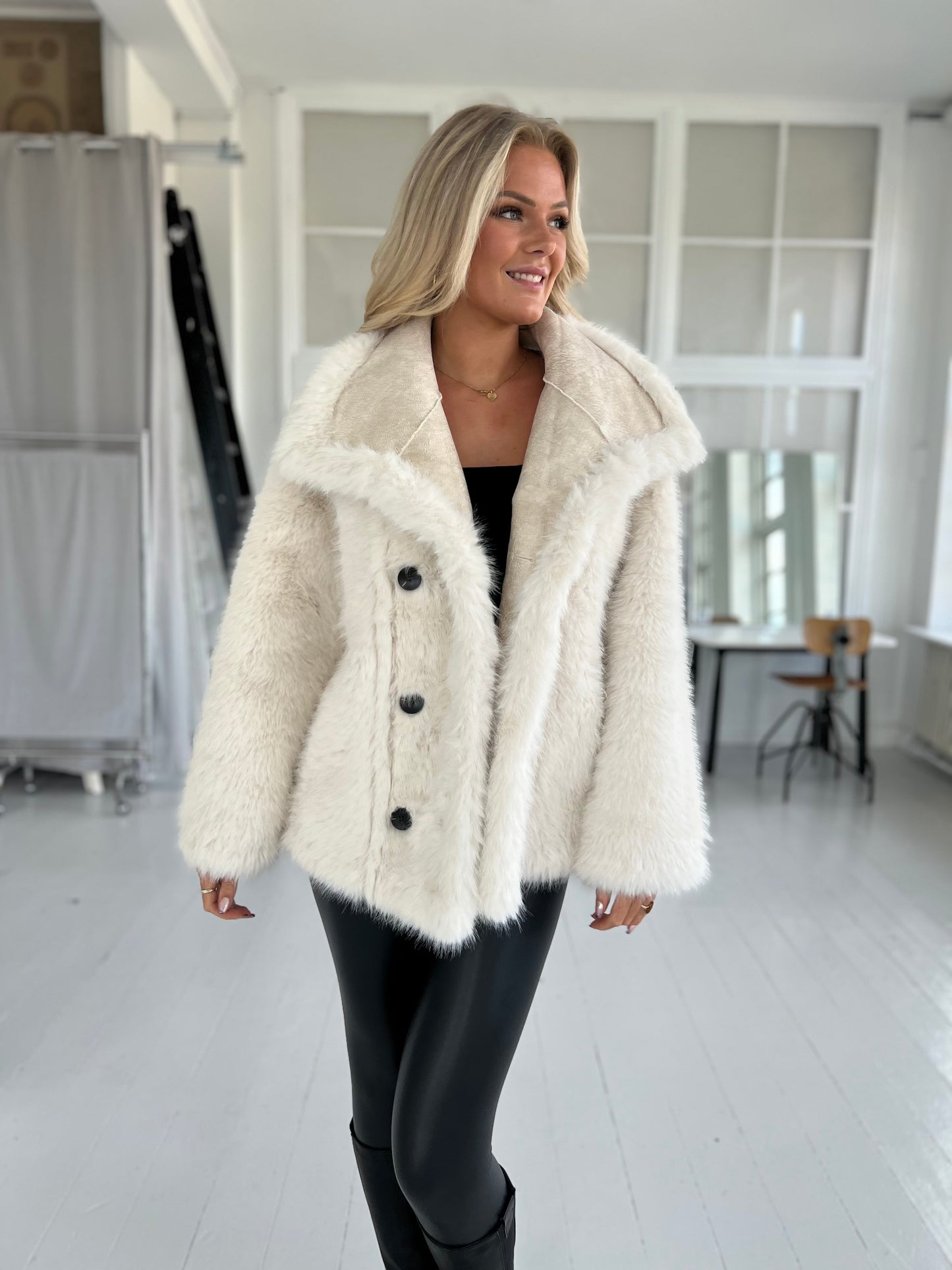 Flam beige faux fur jakke (2213)-jakke-Aaberg Copenhagen