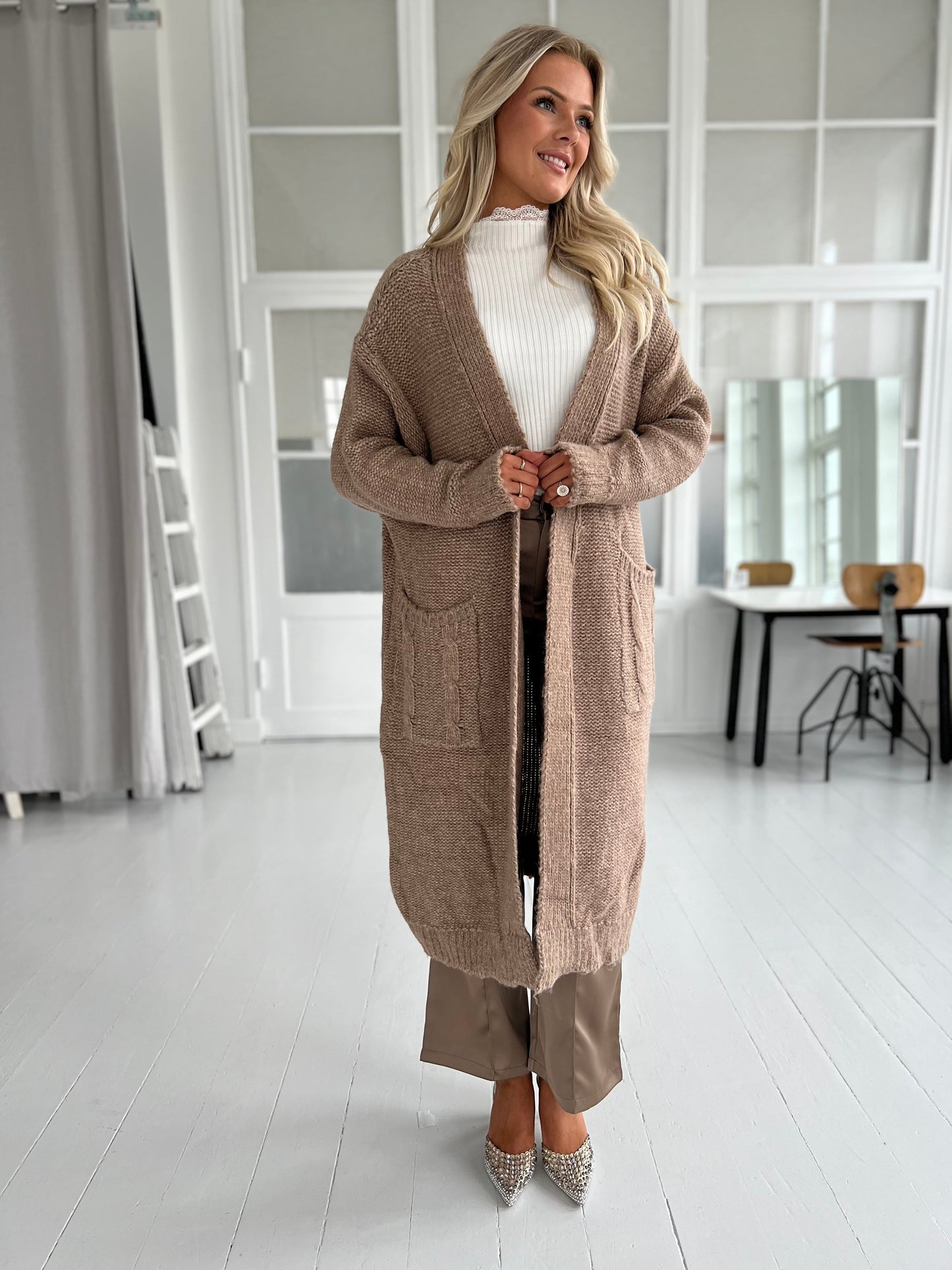 Azaka long knit cardigan (8923) - Set forfra, holdt samlet - Fra webshoppen Aaberg Copenhagen 