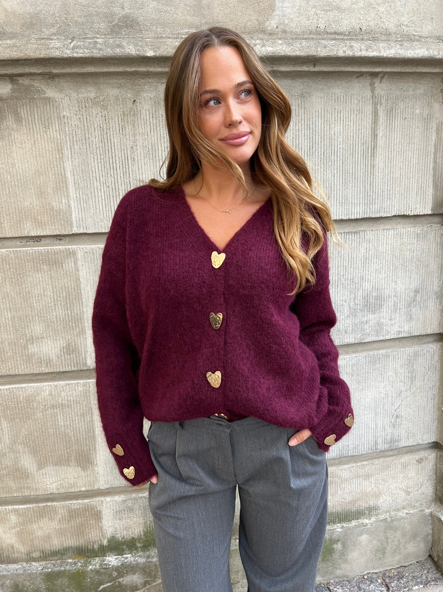 Model i Azaka bordeaux cardigan fra webshoppen Aaberg Copenhagen