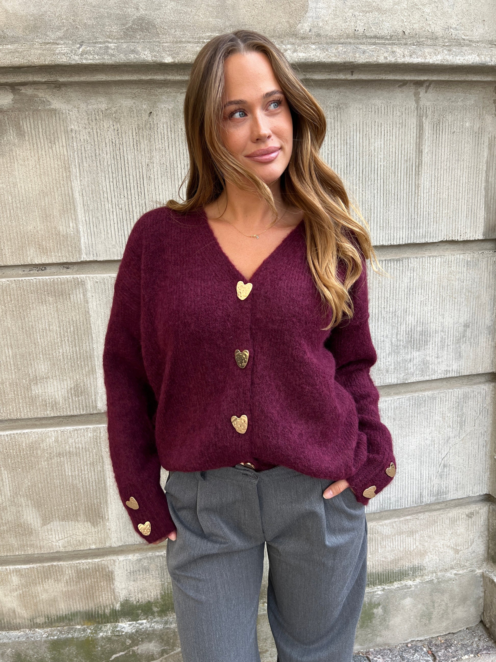 Model i Azaka bordeaux cardigan fra webshoppen Aaberg Copenhagen