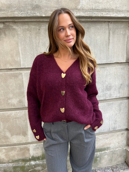Model i Azaka bordeaux cardigan fra webshoppen Aaberg Copenhagen