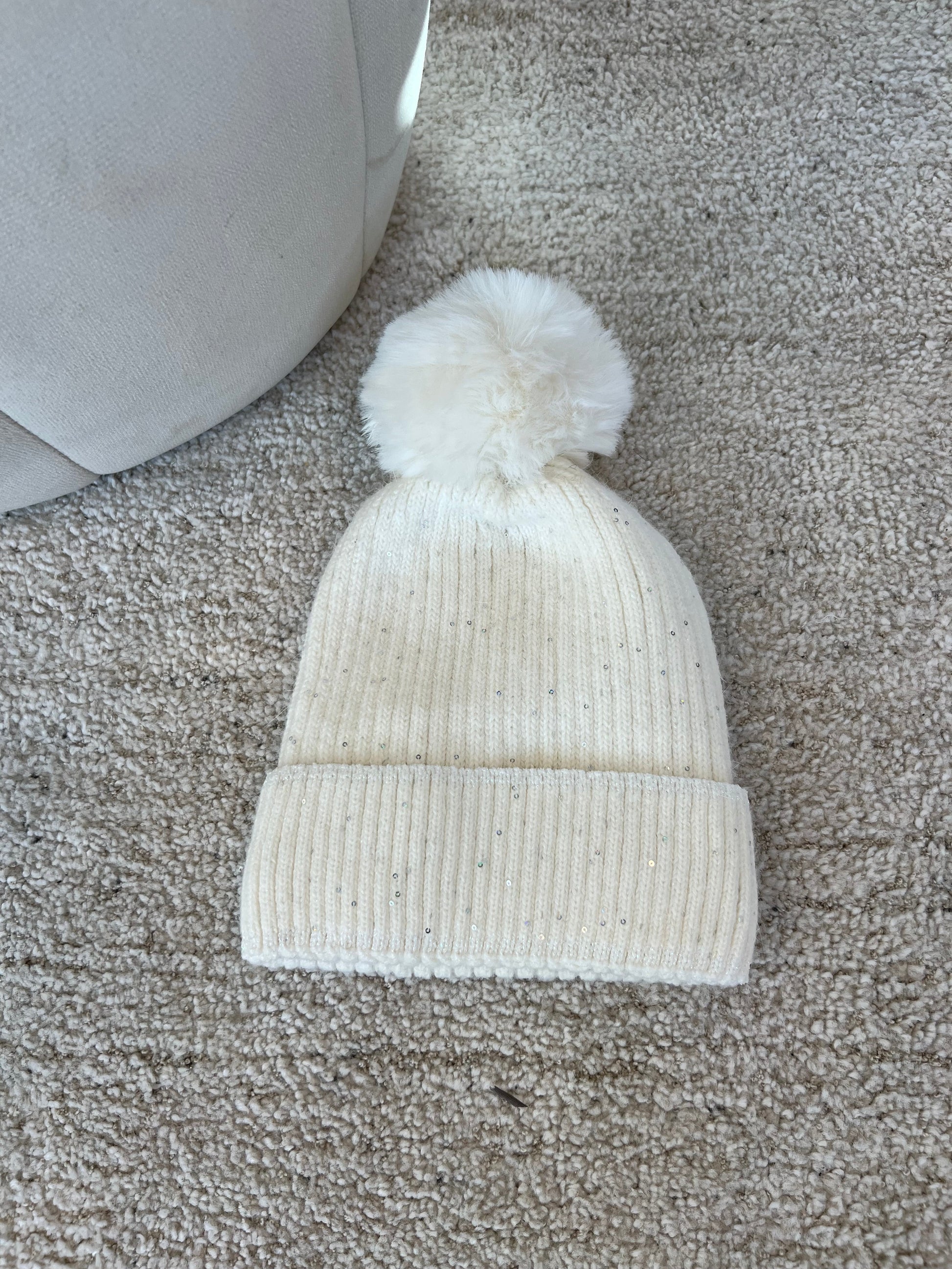 Off white pompom hat (7106) fra webshoppen Aaberg Copenhagen